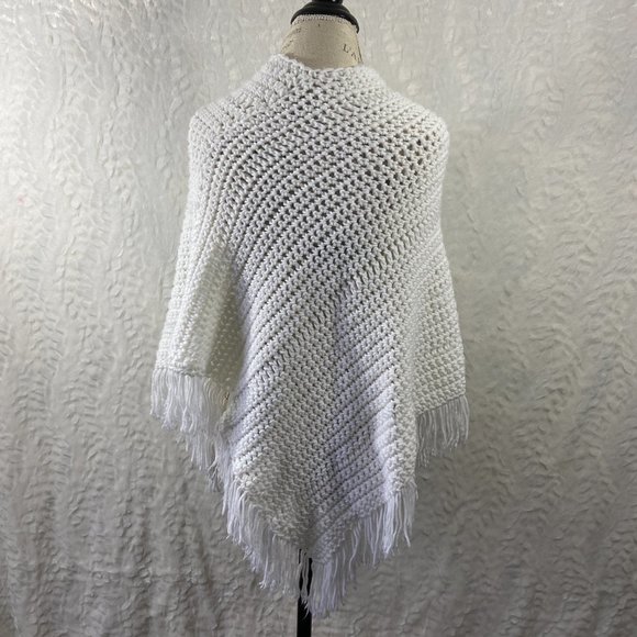 Beautiful white crocheted handmade poncho 3 little snowmen accents - Picture 5 of 6